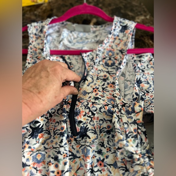 Athleta Barbados scrunch rashguard/workout gear . Small top,medium lined shorts. - Picture 6 of 8